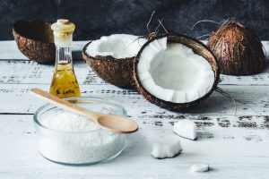 use coconut oil to reduce acne scar